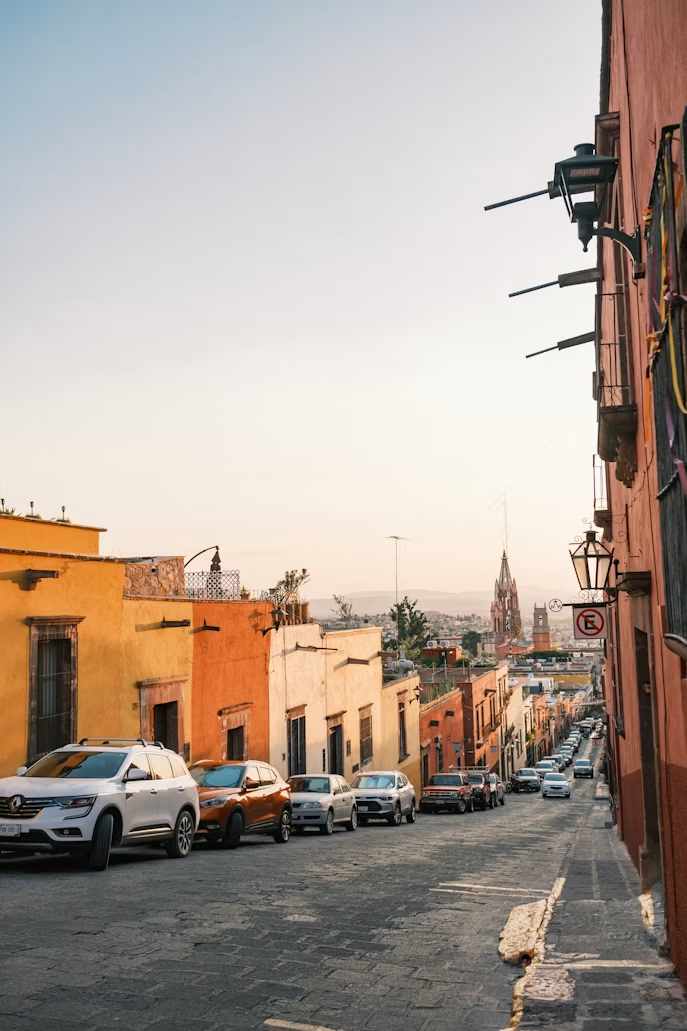 Calle de una ciudad mexicana con edificios de colores