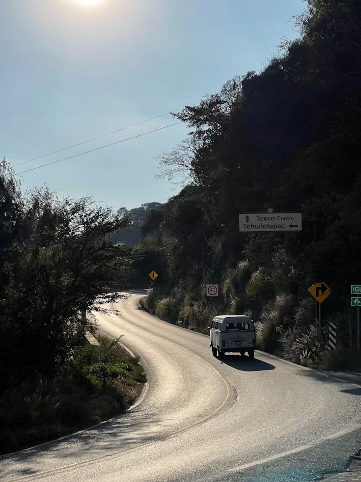 Carretera de montaña con un vehículo viajando