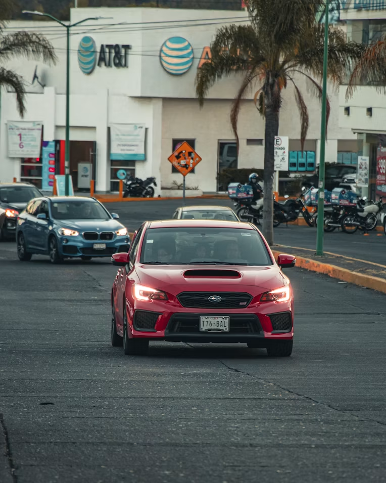 Auto estacionado frente a comercios en una avenida